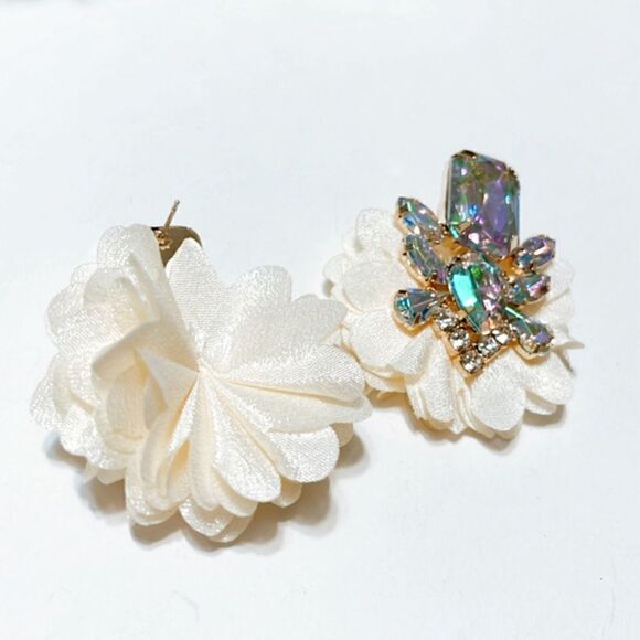 White mesh flower stud earrings N281 - Picture 4 of 4